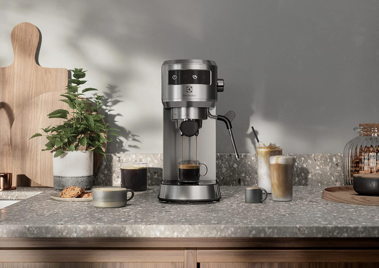 اسپرسوساز Electrolux سوئد مدل E6EC1-6ST Explorer 6 استیل نقره ای