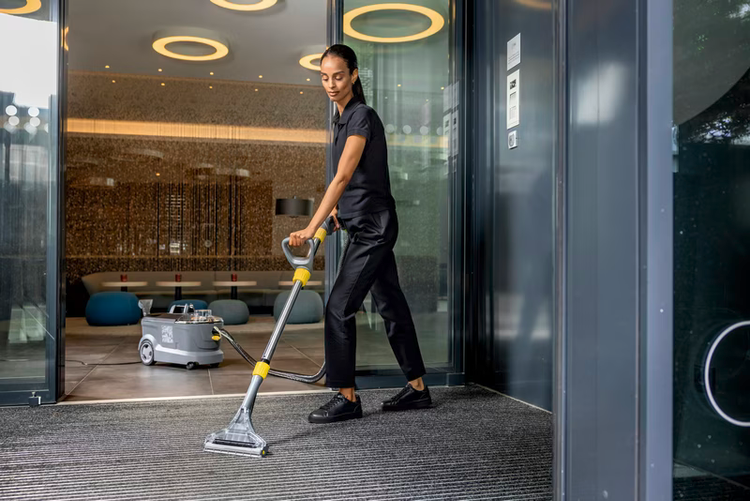 دستگاه شستشوی فرش و مبل حرفه ای برند Karcher آلمان مدل Puzzi 10/1 Edition