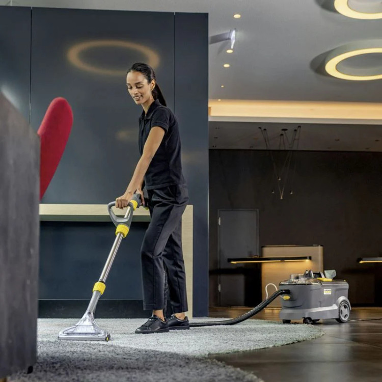 دستگاه شستشوی فرش و مبل برند Karcher مدل Puzzi 10/1